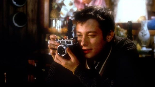 Edward Furlong looks for the perfect shot in Pecker (1998).